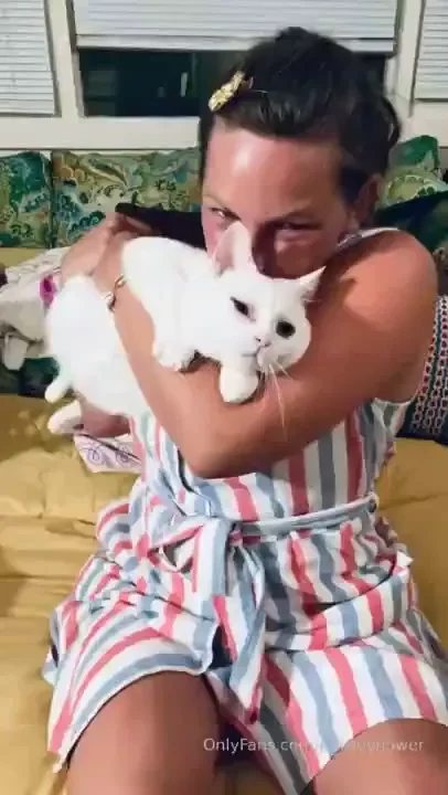 There are two pussies in this video wait for it at the end 