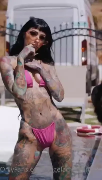 A little bts moment from my recent shoot tip on this post to get early 