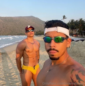 We went to the beach to warm up these carnal temples fomos praia