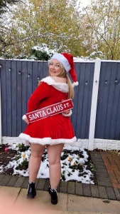 Would you kiss me under the misstletoe babe