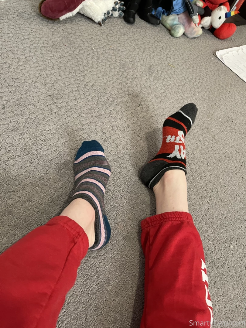 Feet fans message me for more feet pics 