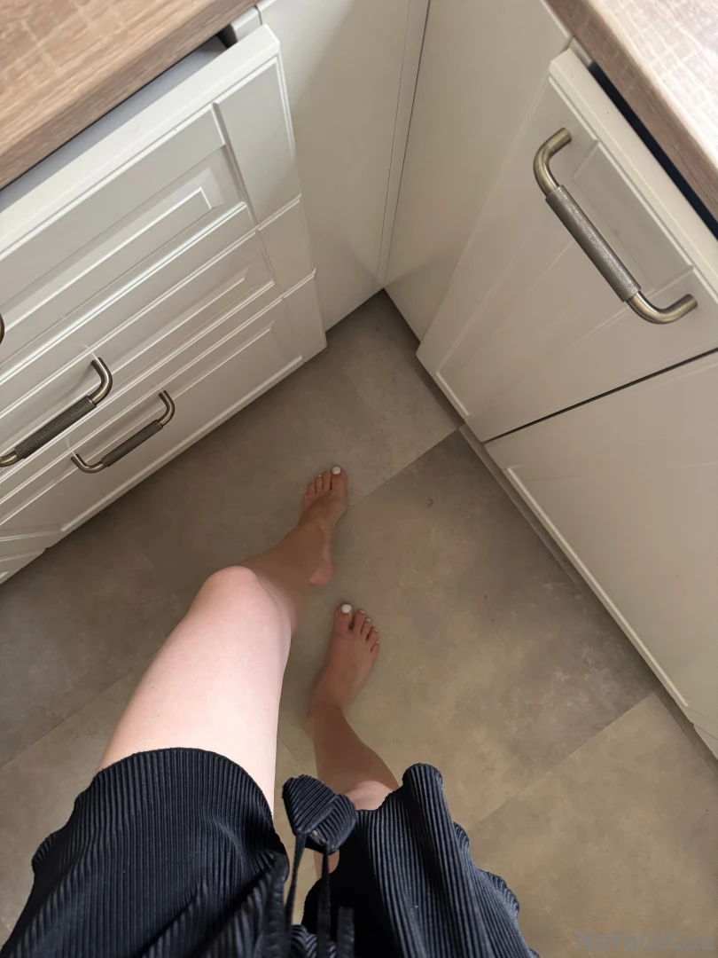 Do you like it when a woman cooks barefoot 