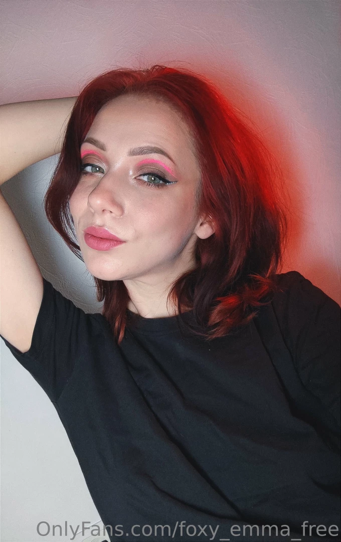 Do you like bright makeup on girls 