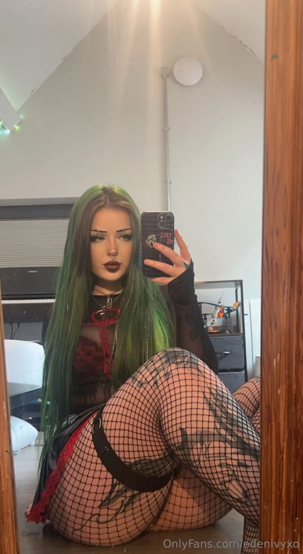 edenivyxo1 - Goth girls with thicc thighs and a resting bitch face what more can part 2 