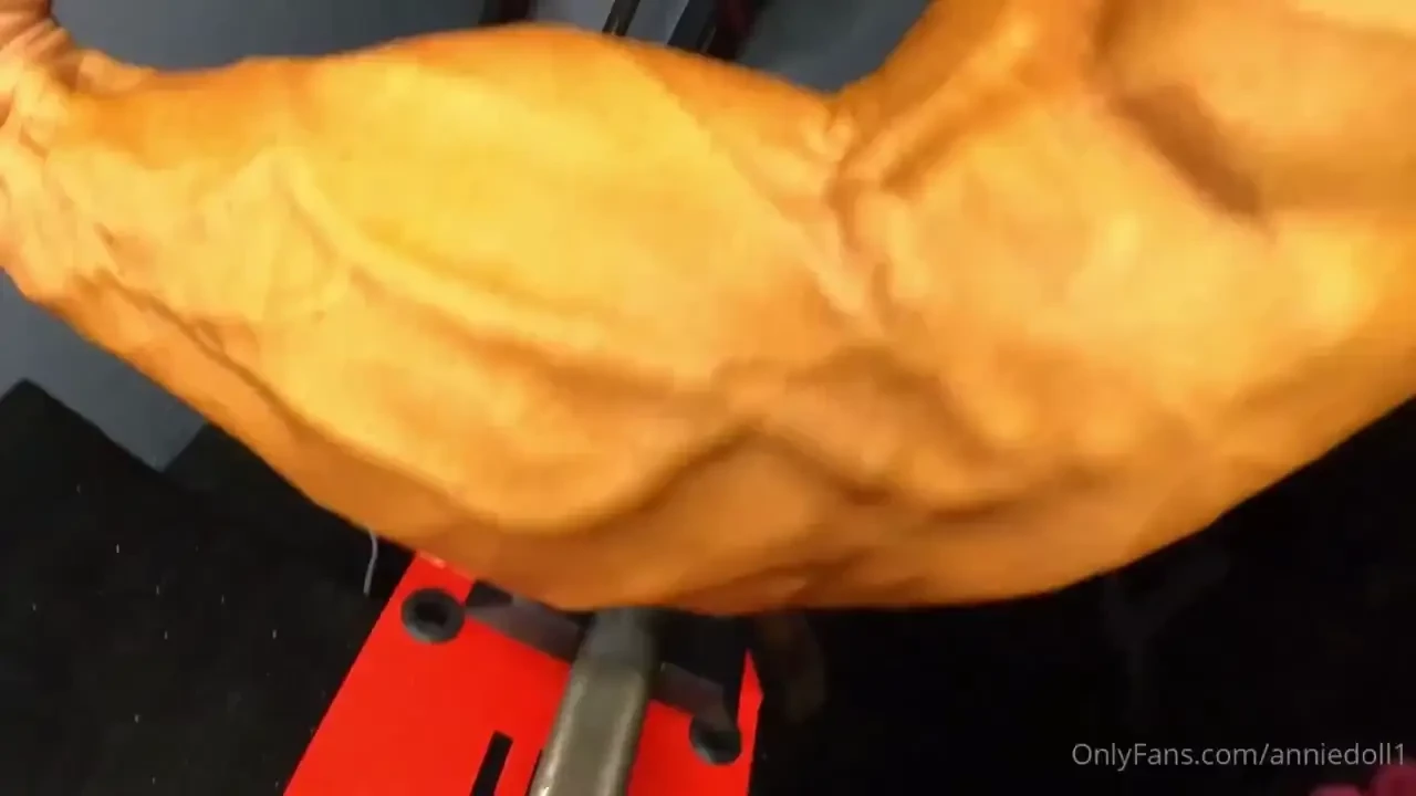 Here is a short bonus video for friday - freaky forearms biceps 