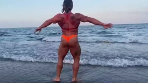 Does this ocean make me look big