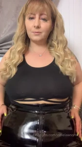 Clip tonight s outfit and boobs off cause