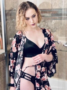 Some photos of me dolling up in the bathroom before we hit the beach part 3