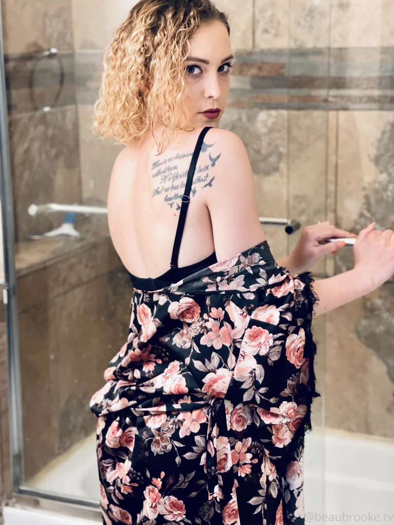 Some photos of me dolling up in the bathroom before we hit the beach part 1 