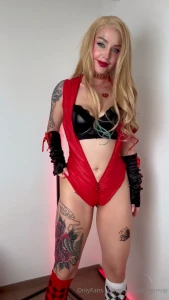 This huge tentacle is getting inside the pussy of your harley quinn