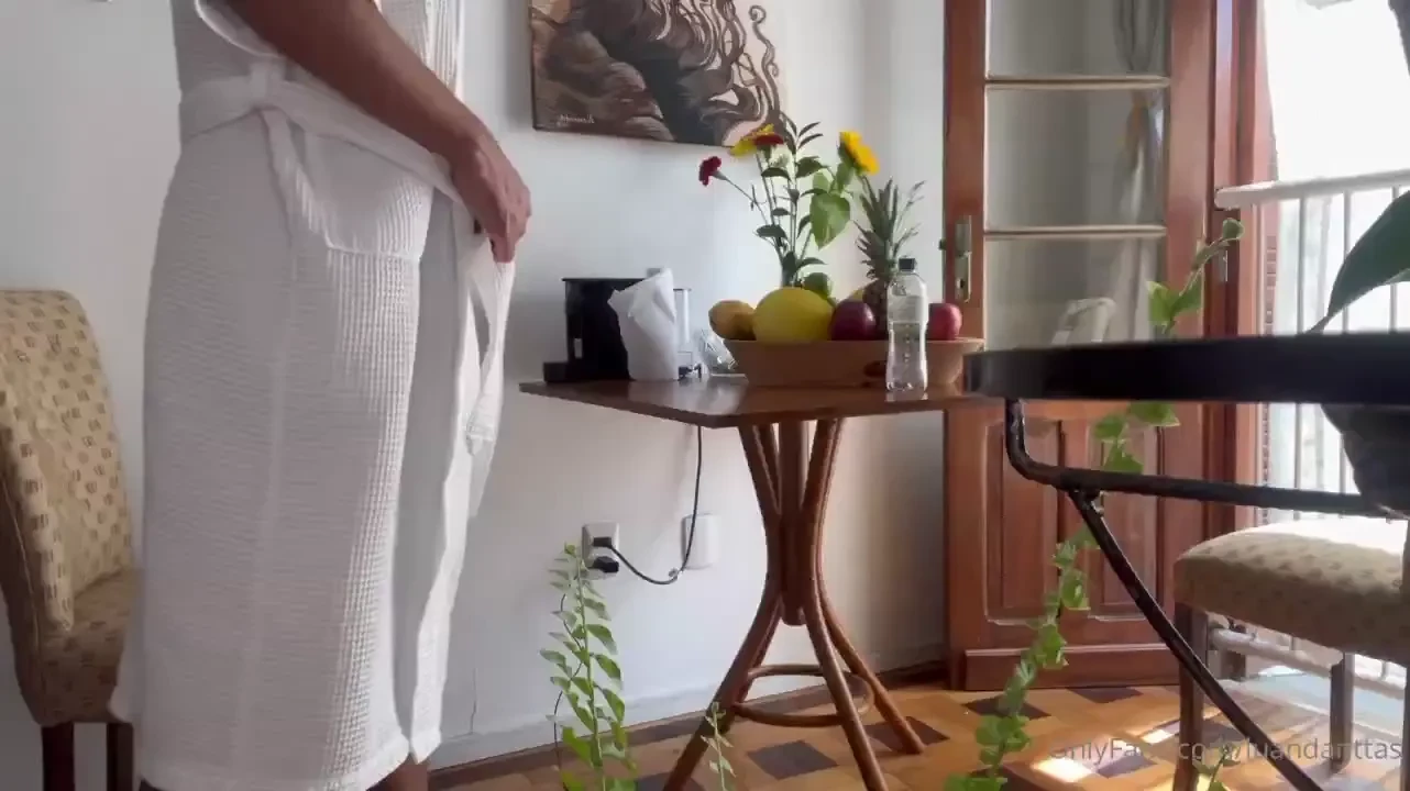 Meu amigo veio me ajudar com a tomada que deu curto o problema que ele 