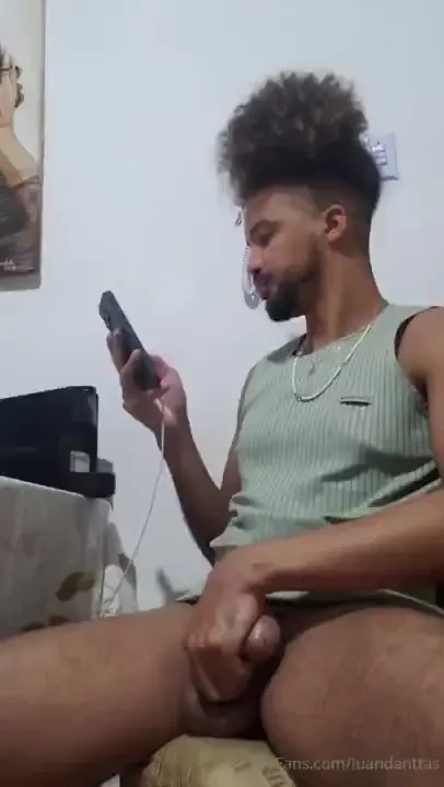 Primeira gozada do ano depois de 3 dias sem gozar fui assistir um v 