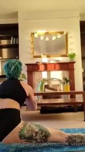 Stretchy sunday booty workout in my extra stretchy short shorts biiiig