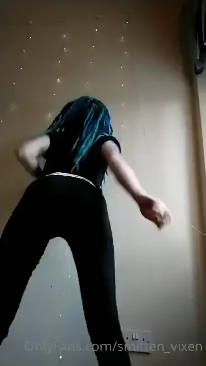 A little picking wedgie video in some tight leggings and white granny 