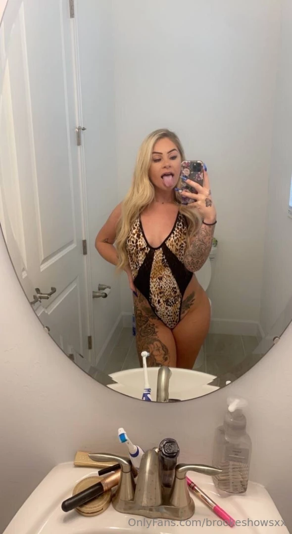 Come watch me live stream 