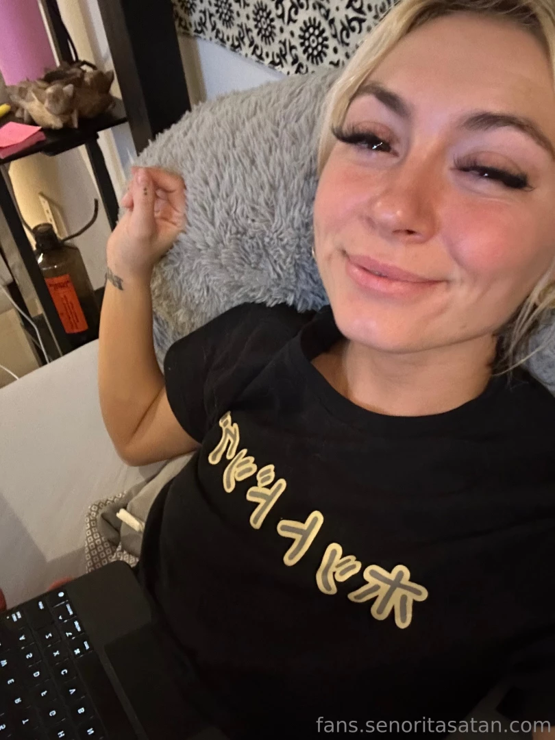 chloe_temple - Who s still up slide into my dms for some fun 