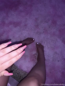 Pretty ass toes come suck on em