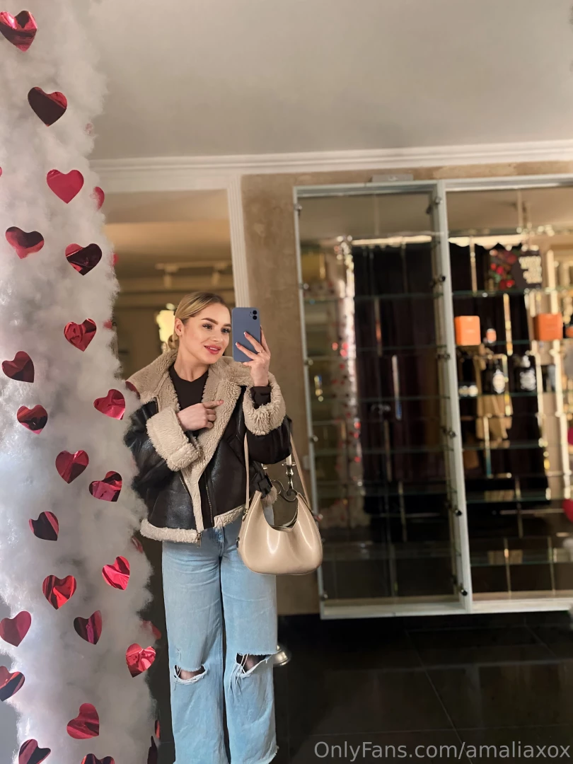 What a nice mirror i couldn t help but take a picture in it 