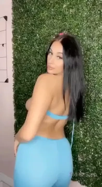 My clit is so sensitive rn im teasing myself dm me to sext 