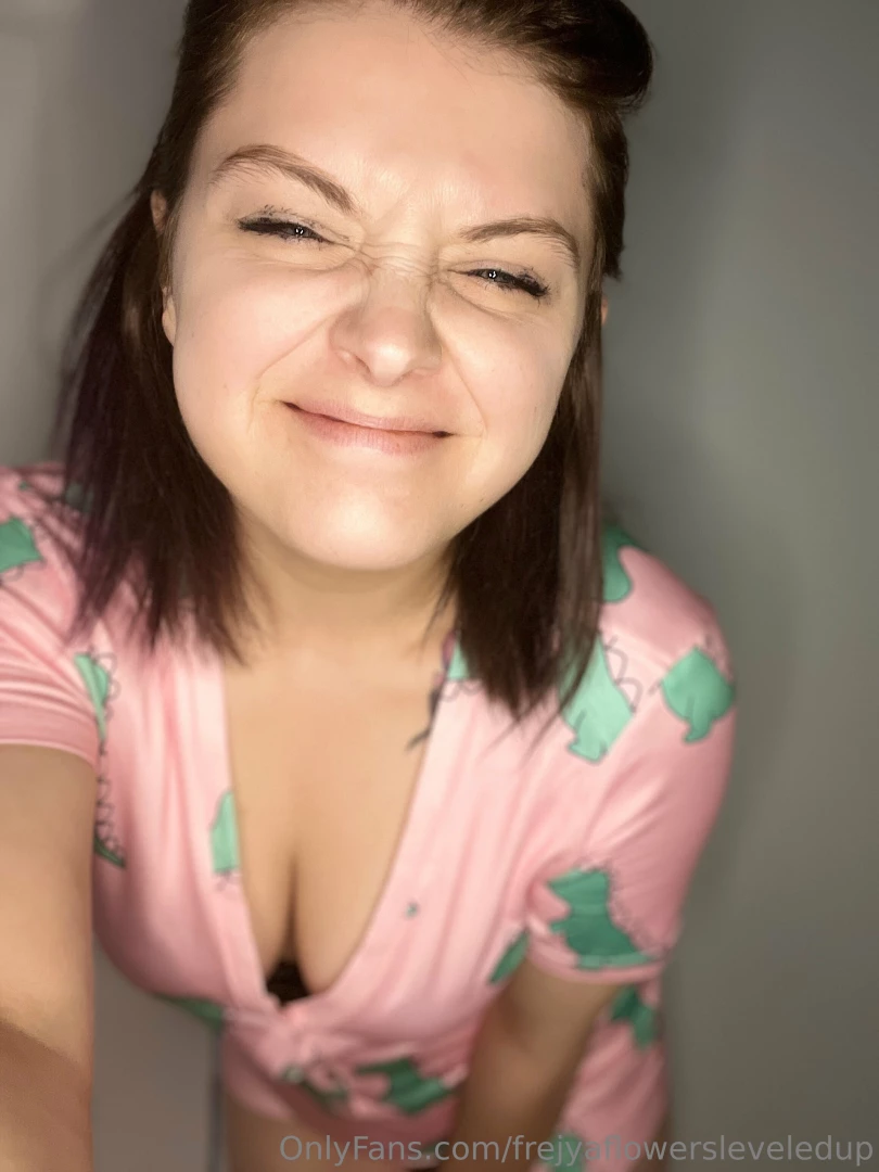 Taking my dino-clad booty to bed after i shake it a lil for my vips 