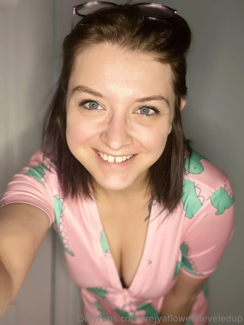 Taking my dino-clad booty to bed after i shake it a lil for my vips part 1 