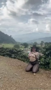 La bruja de la monta a anda suelta