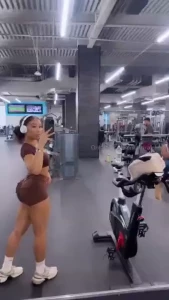 Quick lil workout before i get nasty should i do a shower time live
