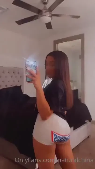 Live in one hour come say hi to bubbilcious booty 