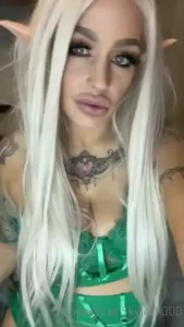 Let elfin mommy skyler put on a show