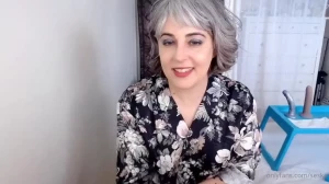 When i cam and i m in my free guest chatroom i talk about the things i