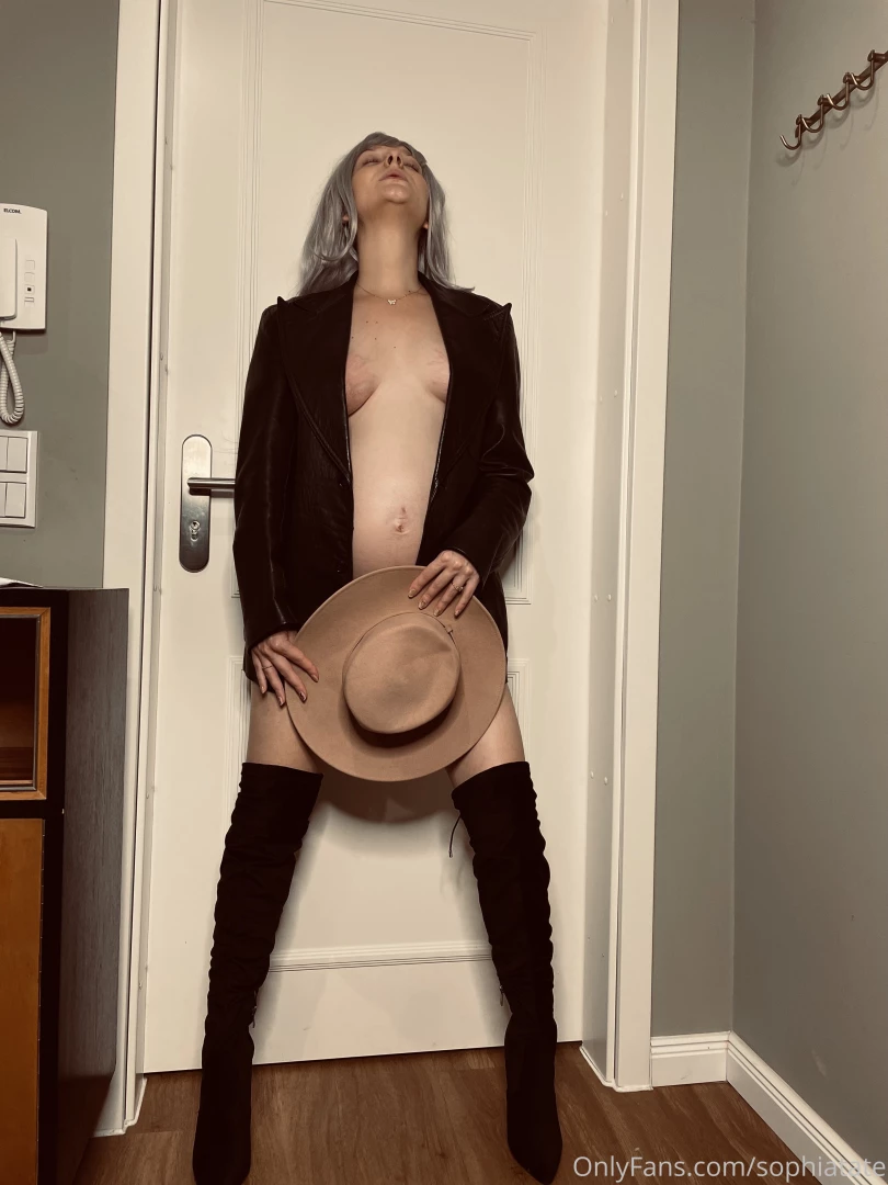 Bad ass b1tch check out the nude photo set from this photo session 