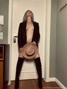 Bad ass b1tch check out the nude photo set from this photo session