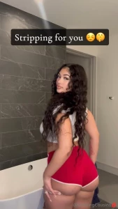 Watch me strip out of these and twerk my big fat ass hot4lexi