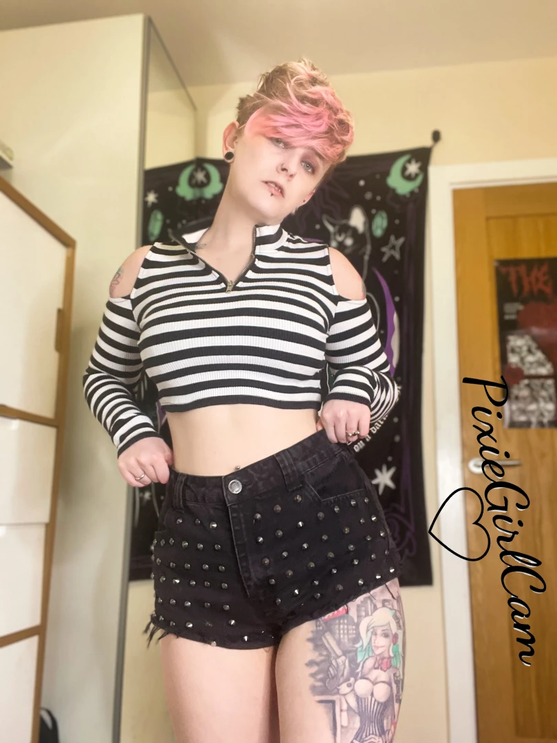 See this curvy body direct on feed pixiegirlcamxxx 