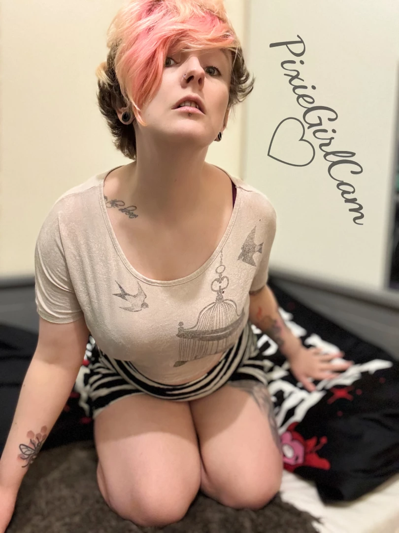 Just an emo chick stripping it nude for you 