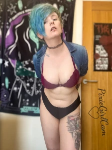 I love to tease slowly slowly strip off till i m completely nude