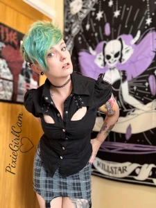 A cute outfit but i look even cuter stripped out of it don t i