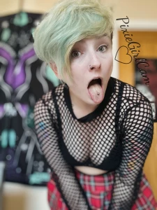 I m just a naughty emo chick that loves to strip