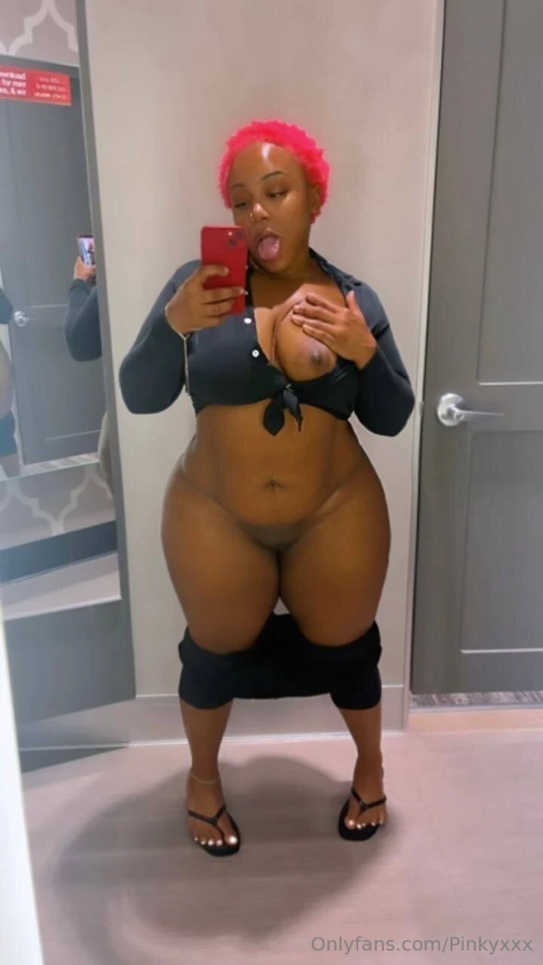 My sexy big booty friend just made her of freeeee and shes sending 