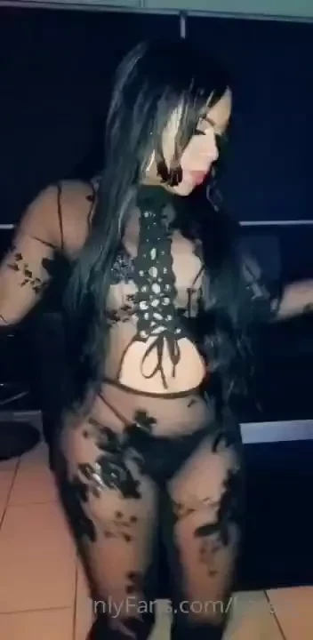 Que tal si hago un v deo con esta ropa pero sin nada de interior 