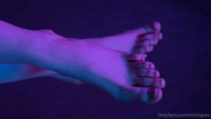 Some toes for you feet fetishists out there more coming soon once i