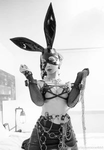 Unas bellas fotitos con mi traje de coneja negra si quieres el pack