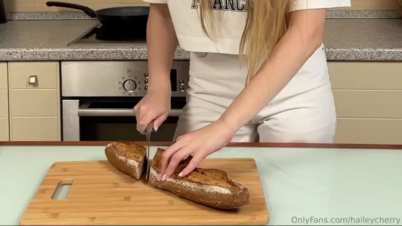 In this video i make a delicious and simple bruschetta you know i m 