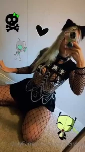 I can be your pretty little rave girl