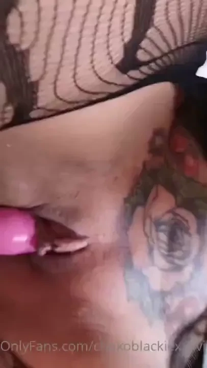 Jugando con mi dildo rosado pero quiero una verga vienes playing with 