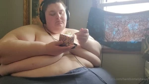 handsomelyheavy - Eating cake and relaxing like a good fat boy 