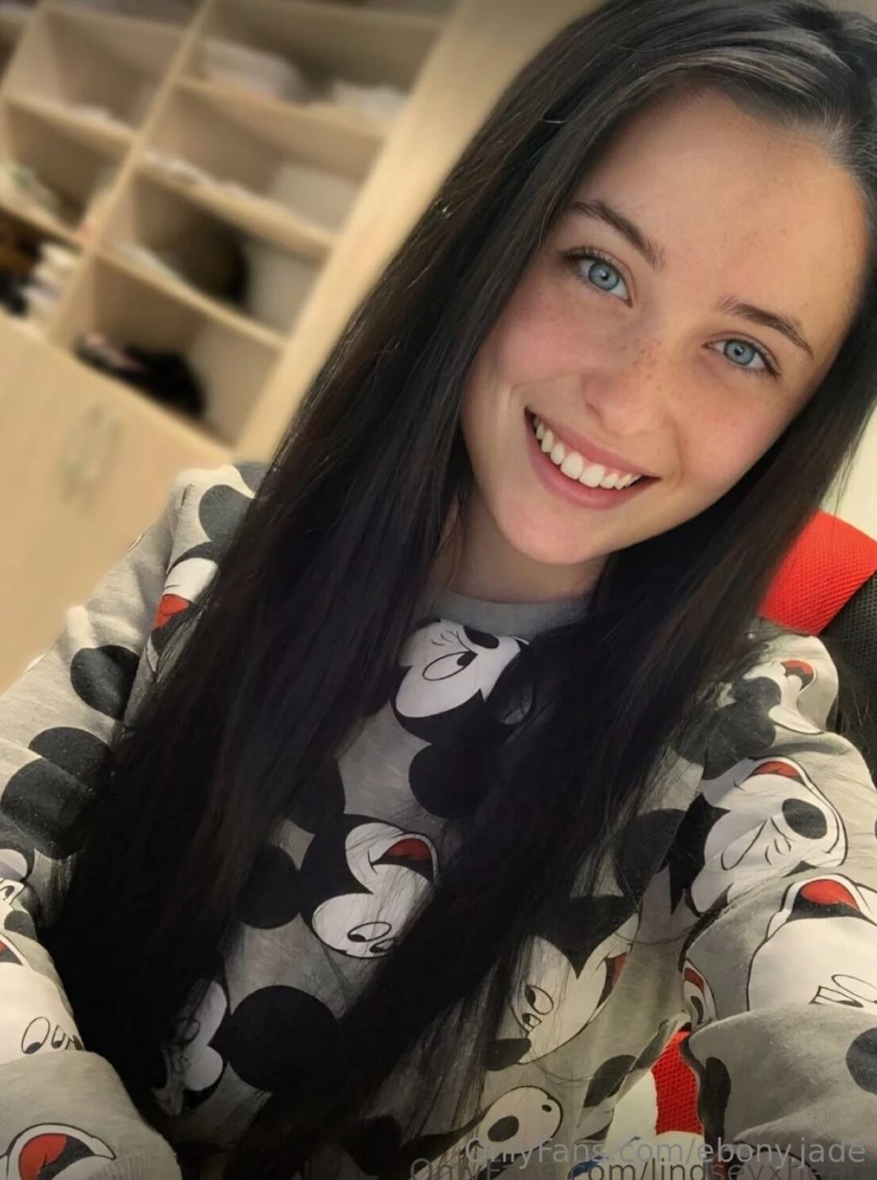 Free now this cutie is online and horny lindseyxheartx show her some part 262 