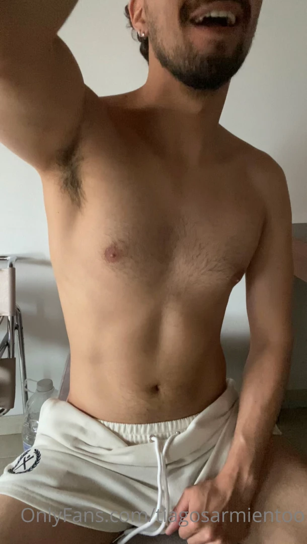 Quiero que te sientes aqu y me la saques toda 