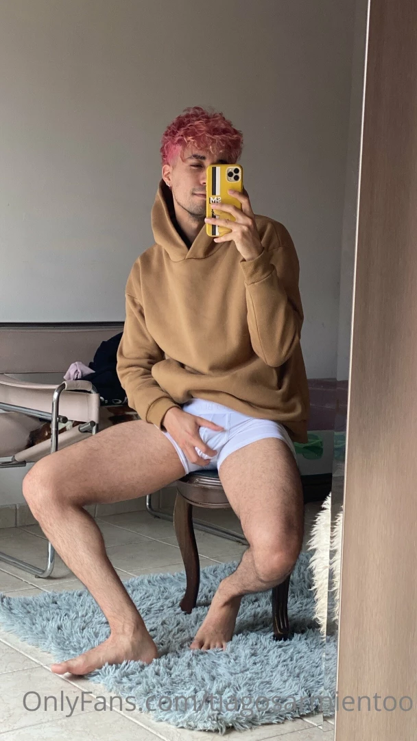 Posandote y jalandomela para ti un rato 