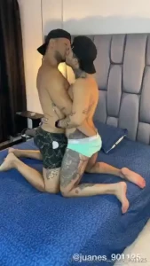 Los culos tatuados me dan mucho morbo y maiky_hot me puso la verga s